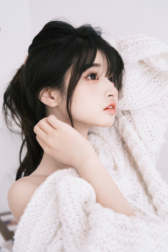 第一次去闺蜜家,她哥他低头望着我