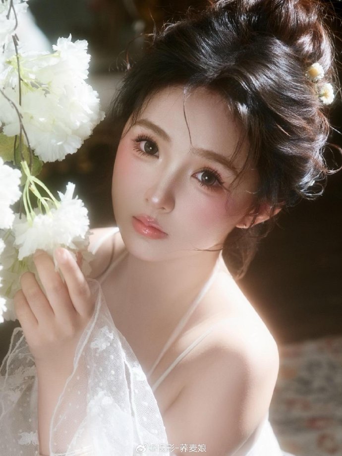 《新入职的女职员》中文版